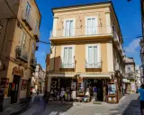 Un vicolo di Tropea con negozietti e palazzi color ocra, un'atmosfera che ricorda la porta vaticana.