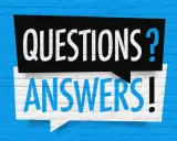 Dwie dymki nad niebieską ceglaną ścianą: czarna z białym napisem "QUESTIONS?" i biała z niebieskim "ANSWERS!". Idealne do przygotowania do fce egzamin przykładowy.
