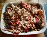 Zartes Pulled Pork, perfekt für Smoker Rezepte. Saftig und rauchig, bereit zum Genießen.