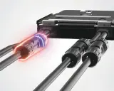 Enhet för att optimera solceller. Kablar ansluts till enheten, en med glödande energi.