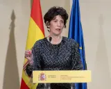 Ministra habla sobre con cuántos años te puedes jubilar, con banderas de España y UE de fondo.