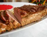Pyszny boczek pieczony w rękawie, soczysty i aromatyczny, idealny na świąteczny stół.