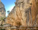 Der Weg "el Chorro" schlängelt sich an steilen Felswänden entlang, ein atemberaubender Anblick.