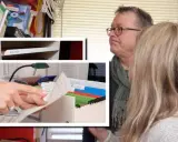 Mann und Frau sortieren Dokumente, um das Arbeitszimmer zu organisieren. Ordner und Ablagefächer sind sichtbar.