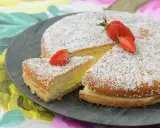 Un délicieux gâteau génoise crème pâtissière, saupoudré de sucre et garni de fraises fraîches.