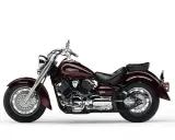 Ciemnobordowy motocykl Yamaha Drag Star 1100, klasyczny cruiser. Jego waga jest optymalna do komfortowej jazdy.