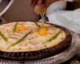 Jajko na pizzy: Kiedy dodać dla płynnego żółtka?
