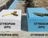 Biały styropian (EPS) i niebieski styrodur (XPS) leżą obok siebie. Miarka i nożyk pokazują, że oba materiały mają podobne właściwości izolacyjne.