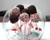 Kolorowe cake pops w czekoladzie i posypce, idealne na imprezę. Przepis na cake pops jest prosty!