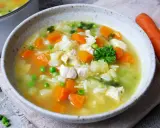 Herzhafte Hühnersuppe mit Reis, Karotten und Erbsen. Ein ideales Gericht für kalte Tage, das zu den besten Suppen Rezepten zählt.