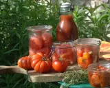 Comment conserver les tomates : bocaux de tomates entières, en morceaux, sauce tomate et tomates séchées.