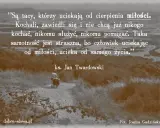 Złote myśli ks. Jana Twardowskiego o miłości i samotności. Cytat na tle krajobrazu z osobą na rowerze.