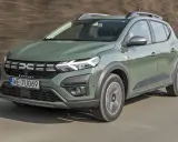 Zielony Dacia Sandero Stepway w ruchu. Sprawdź aktualne dacia sandero - ceny i oferty.
