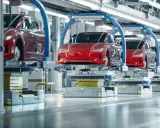 Línea de montaje de coches eléctricos rojos. Aunque se diga que los coches eléctricos no contaminan, su producción genera un impacto.
