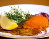 En läcker råraka med rom, dill, citron och rödlök. Ett klassiskt svenskt råraka recept.