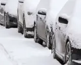 Samochody zaparkowane w zaspie śnieżnej. Zastanawiasz się, czy olej zamarza w takich warunkach?