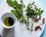 Świeże zioła: szałwia, tymianek, rozmaryn, czosnek i oliwa z oliwek z octem balsamicznym. Naturalne sposoby na wsparcie gospodarki wodnej organizmu.