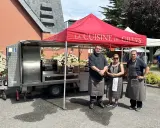 L'équipe de la timonerie Saint-Malo, sous la tente rouge "La Cuisine de Gilles", prépare de bons plats.