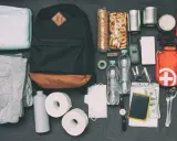 Plecak ucieczkowy wyposażenie: ubrania, woda, żywność, apteczka, latarka, lina, telefon, pieniądze, przybory toaletowe.
