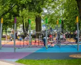 Kolorowy plac zabaw w Bielsku z linami do wspinaczki i huśtawkami. Wspaniałe atrakcje dla dzieci w słoneczny dzień.