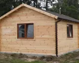 Drewniany domek ogrodowy, z czego zbudowac? Ściany z bali, dach kryty papą, dwa okna.