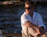 Matt Damon, stjärnan i många filmer, njuter av en båttur i solen.