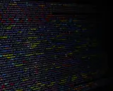 Refactor kodu to ułatwić czytanie i utrzymanie. Wiele linii kodu, kolorowy tekst na czarnym tle.