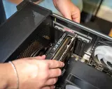 Maintenant, je vais monter mon PC. Installation de la carte graphique GeForce RTX dans le boîtier.