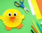 Manualidades para niña de 2 años: un pollito de papel. Tijeras, papeles de colores, rotuladores y pegamento listos para crear.