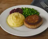 En tallrik med en gyllene Wallenbergare, potatismos, lingonsylt och gröna ärtor. Ett klassiskt svenskt recept!