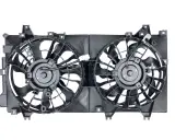 Podwójny wentylator chłodnicy samochodu na białym tle.