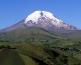 Ośnieżony wulkan Chimborazo, który jest najdalej położonym punktem od środka Ziemi, góruje nad zielonymi, rolniczymi dolinami Ekwadoru.