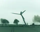 Umgestürzte Windkraftanlage mit Rauch. Ein trauriges Ende für die Windenergie MV.