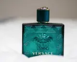 Zielona butelka perfum Versace Eros z Meduzą. Jak rozpoznać oryginał? Detale zdobień i logo są kluczowe.