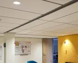 Plafond fibralith blanc, discret, avec des spots lumineux intégrés. Une ambiance moderne et épurée.