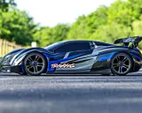 Ein extrem schnelles RC-Auto mit blau-silbernem Design, das aussieht wie das teuerste RC-Auto der Welt, steht auf Asphalt.