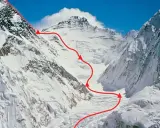 Trasa na szczyt Mount Everest. Czerwona linia wyznacza drogę przez lodowiec i śnieżne zbocza.