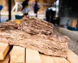 Gros plan sur des panneaux d'isolation en laine de roche ou laine de bois, prêts pour l'installation sur un chantier.
