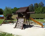 Un restaurante con parque infantil ofrece diversión para todos. Columpios, tobogán y rocódromo esperan a los niños.