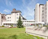 Il Krankenhaus Waldfriede, protagonista de "Le sorelle di Waldfriede volume 3", si presenta con un'architettura moderna e un'area verde curata.