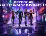 Czterech bohaterów z gry Gotham Knights, w tym Robin, Nightwing, Batgirl i Red Hood, stoi na mokrej ulicy Gotham.