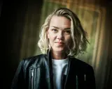 Ana Diaz, med sitt blonda hår och svarta läderjacka, ser ut som en stark kvinna som kan hantera vad som helst, kanske till och med sina egna barn.