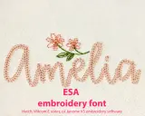 Różowa, haftowana czcionka "Amelia" z dwoma kwiatkami, idealna do tworzenia unikalnych projektów.