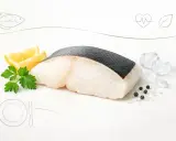 Filet halibuta z cytryną i pietruszką. Niska zawartość halibut kalorie sprawia, że to zdrowy wybór.