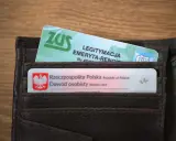 Portfel z dowodem osobistym i legitymacją emeryta-rencisty ZUS. To dokumenty potwierdzające uprawnienia i co daje legitymacja rencisty.