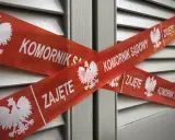 Czerwona taśma z napisem "KOMORNIK SĄDOWY" i godłem Polski krzyżuje się na szarej powierzchni. Jak pozbyć się komornika z konta?