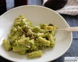 Cremige Avocado-Pasta mit Kräutern und Gewürzen auf einem weißen Teller, bereit zum Genießen.