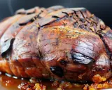 Un rôti de kintoa porc, doré et juteux, baignant dans sa sauce savoureuse. Un délice pour les papilles !