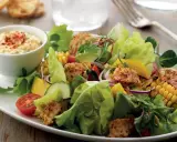 En fräsch kycklingsallad med majs, avokado, tomat och gurka. Perfekt sommarrecept!