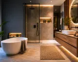 Bagno moderno con vasca freestanding, doccia a pioggia e mobile lavabo in legno. Idee per come arredare un bagno con stile e funzionalità.